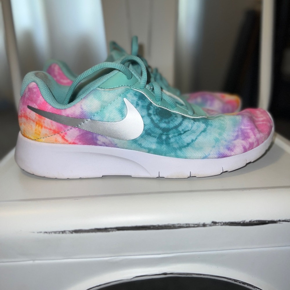 Nike Blue and Pink Sneakers Vibrant Athletic Design